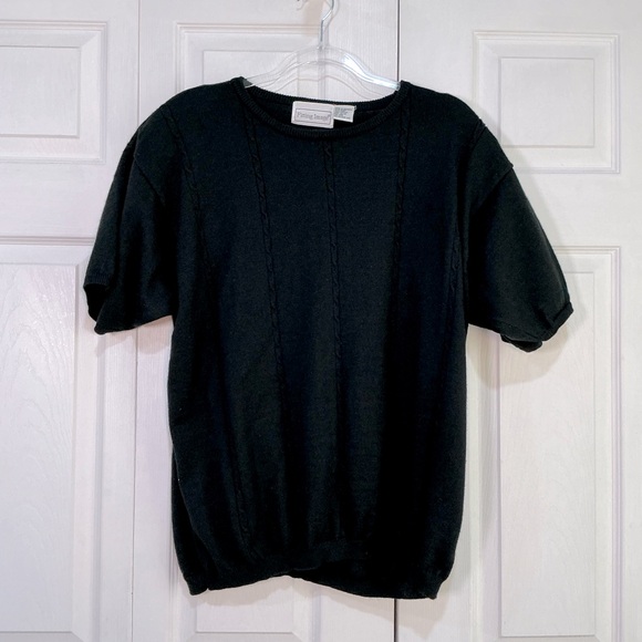 🍓 Vintage Fitting Image Black Short Sleeve Lightweight Sweater / Knit Top - Picture 1 of 3
